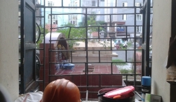 Người sống ở cùng người chết giữa Hà Nội